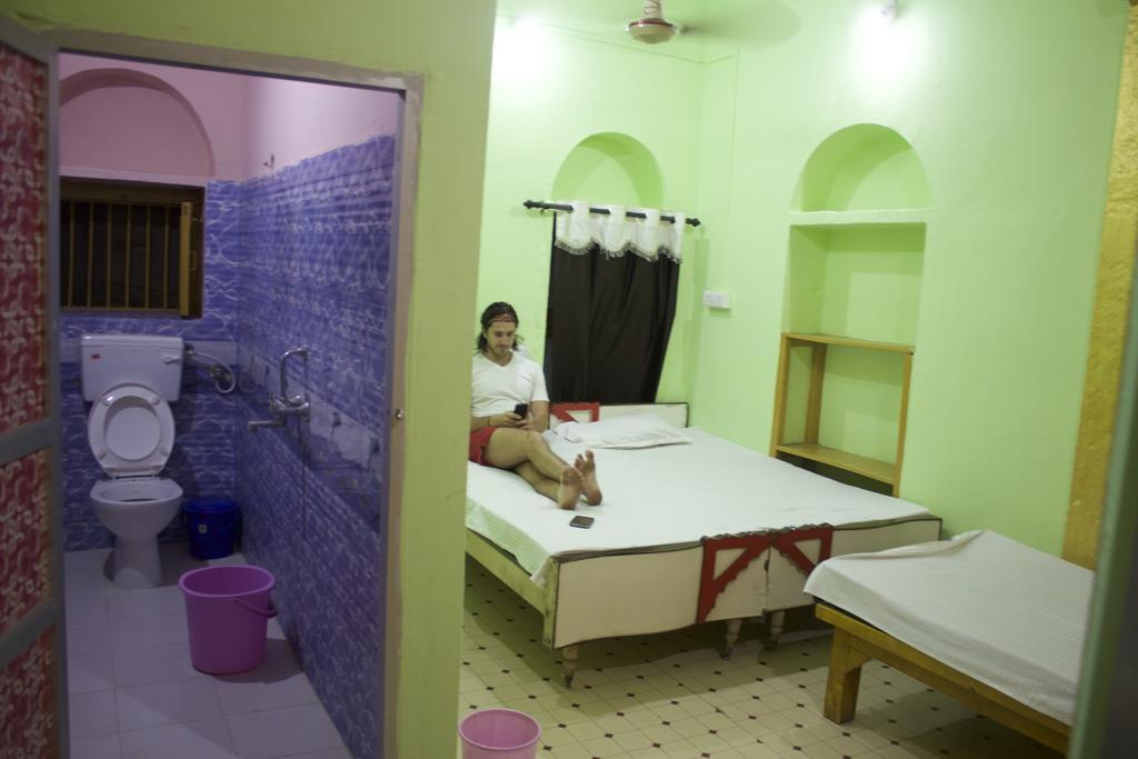 Yogi Lodge Varanasi Esterno foto