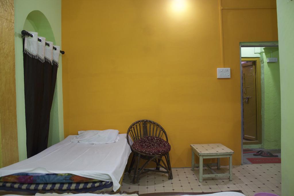 Yogi Lodge Varanasi Esterno foto