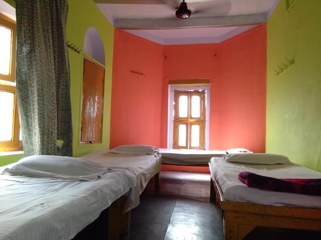 Yogi Lodge Varanasi Esterno foto