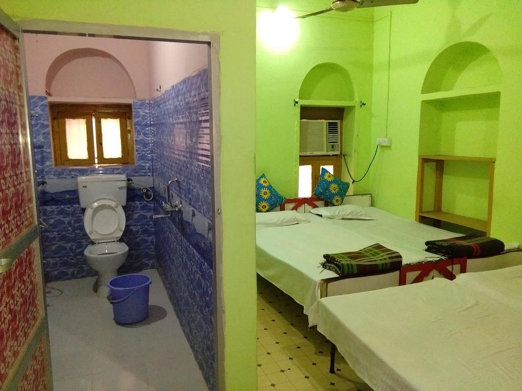 Yogi Lodge Varanasi Esterno foto