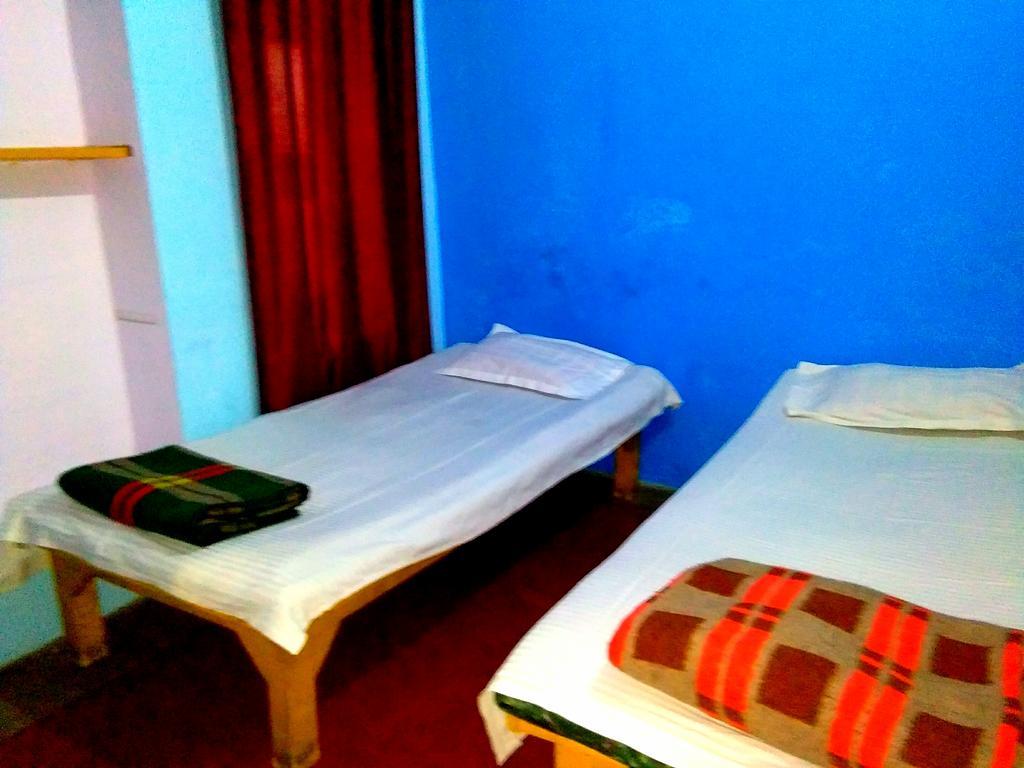 Yogi Lodge Varanasi Esterno foto