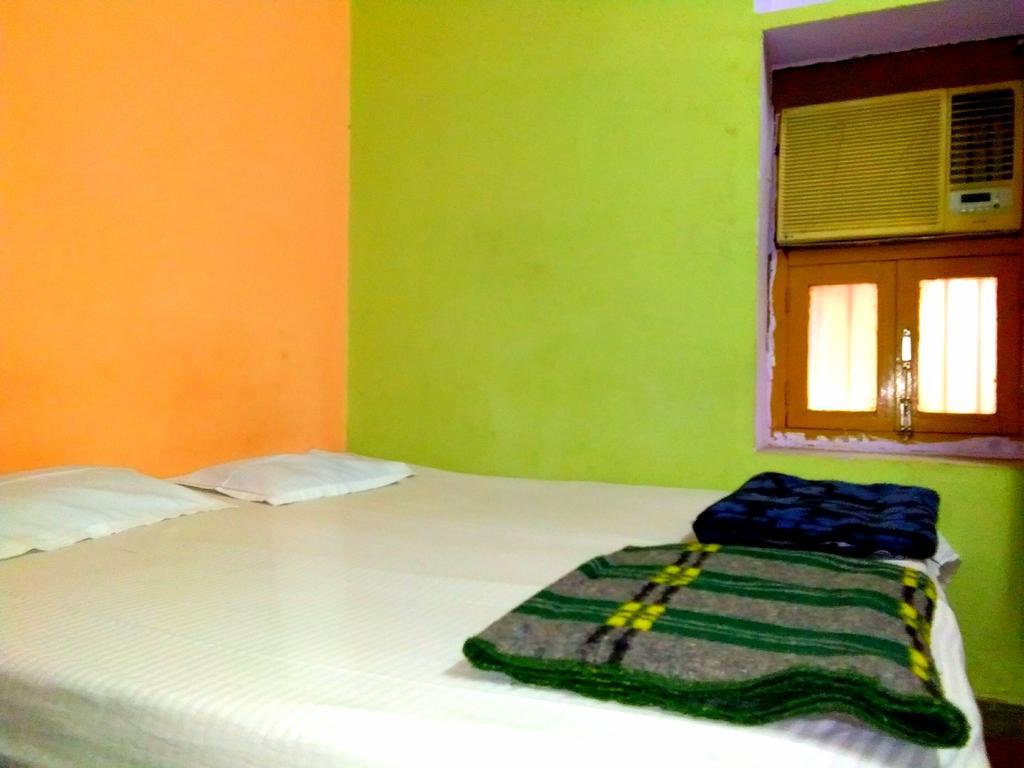 Yogi Lodge Varanasi Esterno foto