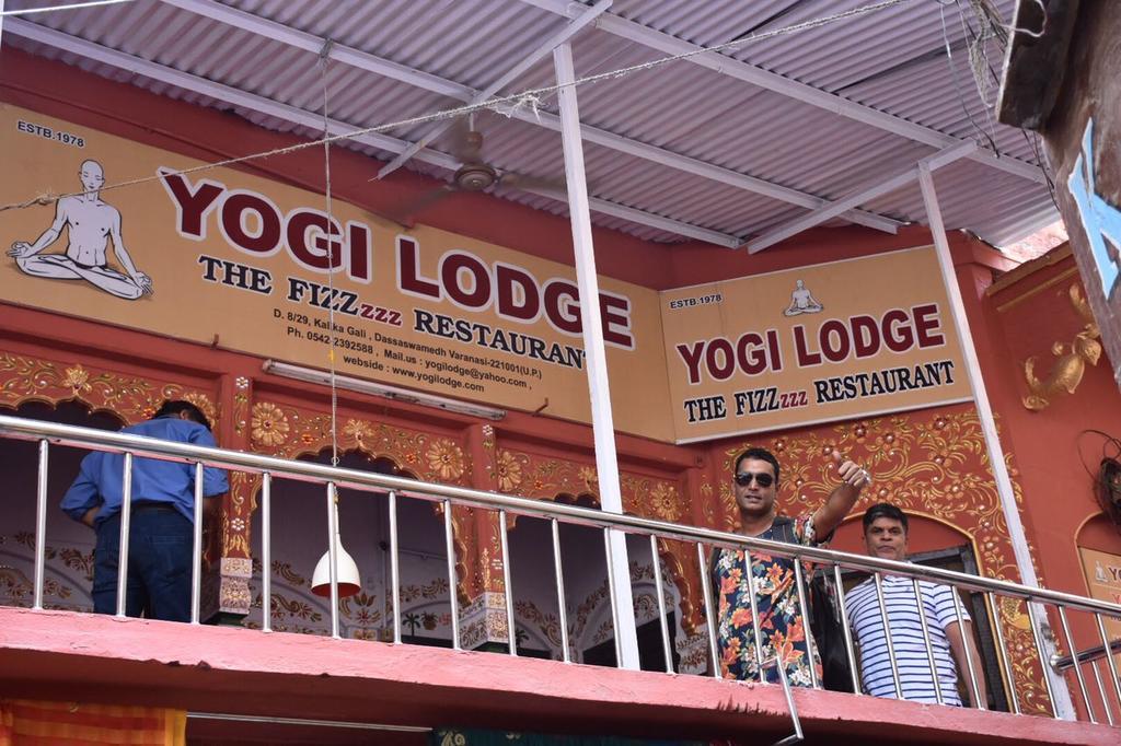Yogi Lodge Varanasi Esterno foto